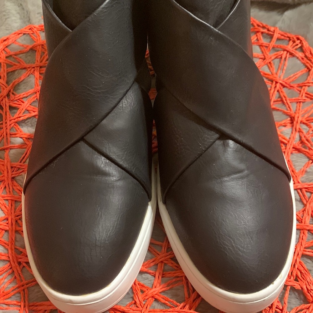 Black wedge sneakers